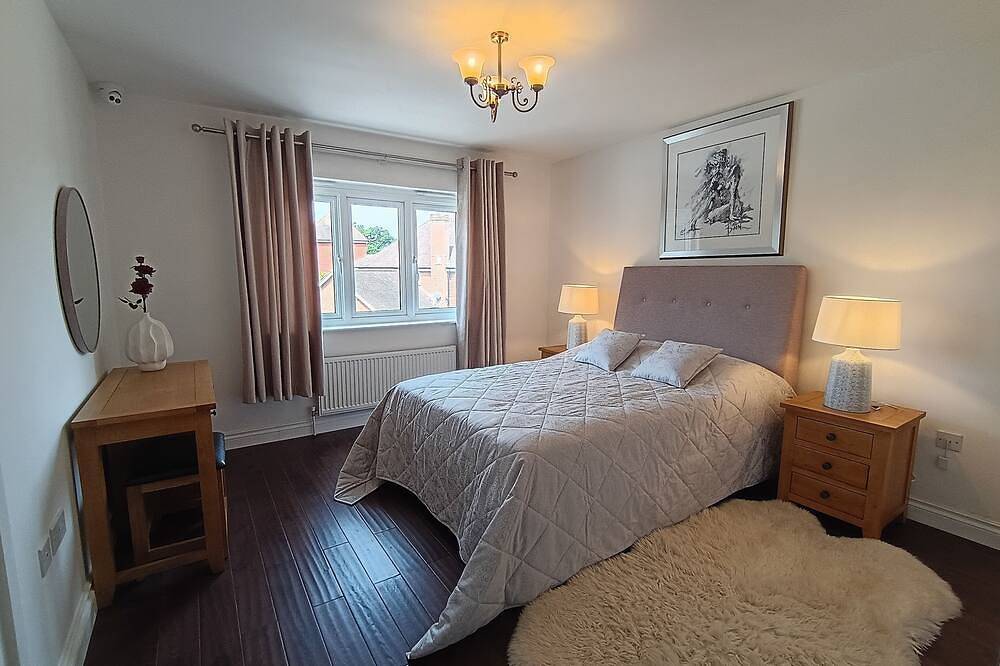 Luxury & Spacious Refurbished 3-Bed Guildford Home with Garden & London Links in Guildford, Surrey