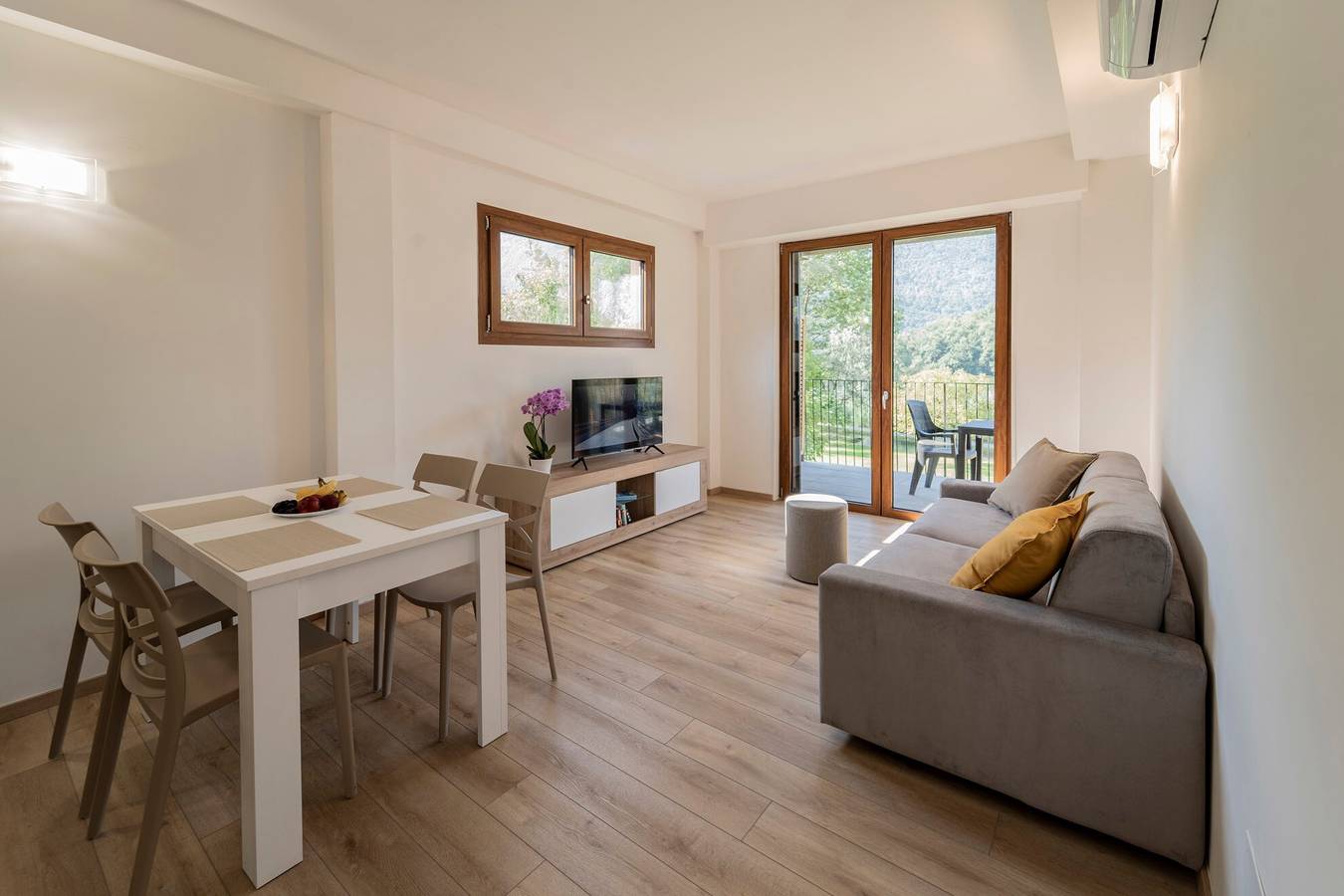 Appartamento intero, Appartamento di vacanza "1" con vista lago, piscina e giardino in comune in Comune di Carlazzo, Lago di Lugano (Italia)