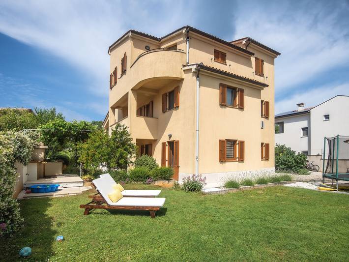 Ferielejlighed for 6 personer, med balkon og have i Kroatien