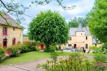 Gîte pour 4 personnes, avec jardin à Asnières-sur-Vègre