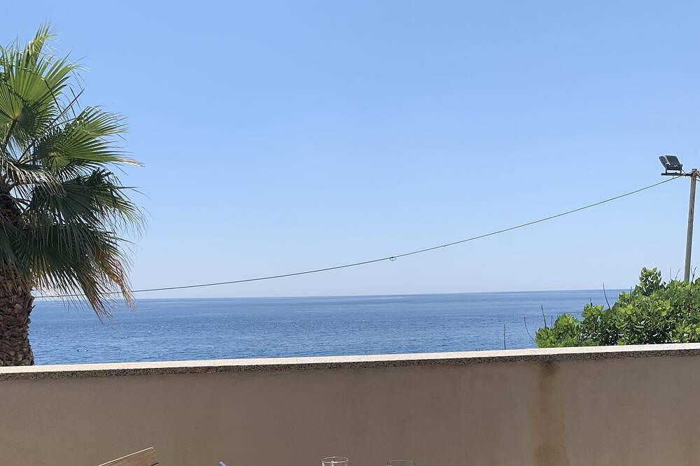 Ganze Wohnung, Vereinigte Letojanni 2, Sea Front. in Letojanni, Messina Provinz