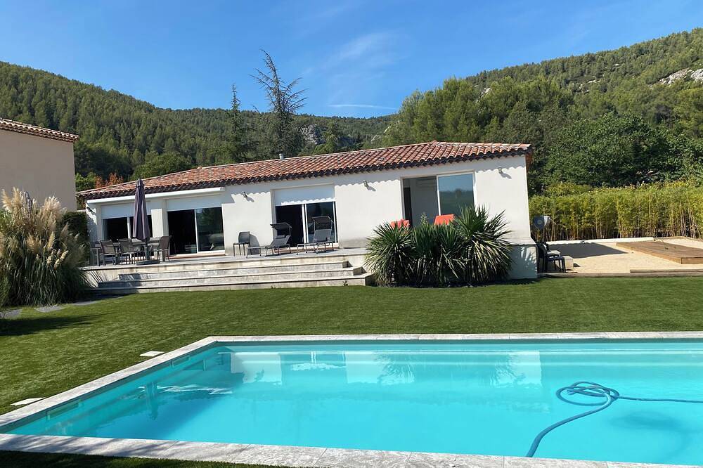 Countryside, 20 minutes from the sea! Villa, swimming pool, pétanque court, summer kitchen. in Cuges-les-Pins, Marsella region