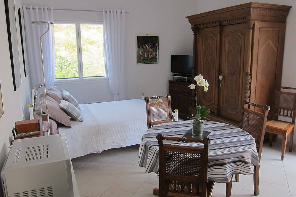 Appartement entier, Studio douillet pour 2 pers., parking,  2 terrasses,  wifi in Laroque-des-Albères, Région de Céret