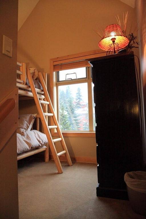 Holiday rental for 6 people, with balcony and hot tub as well as sauna and pool in British Columbia