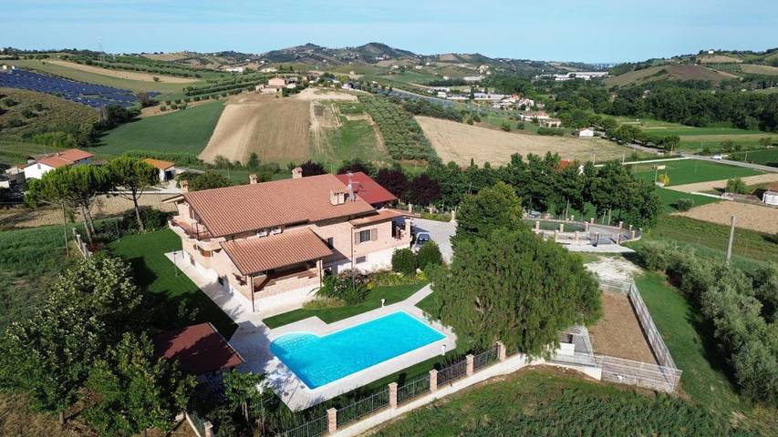 B&b per 4 persone, con piscina e idromassaggio nonché giardino in Provincia di Teramo