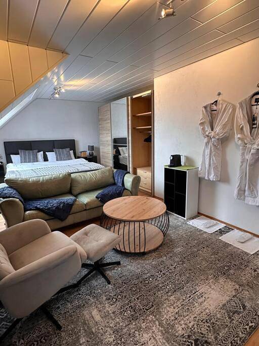 Ferienhaus für 6 Personen, mit Balkon und Whirlpool sowie Terrasse und Garten