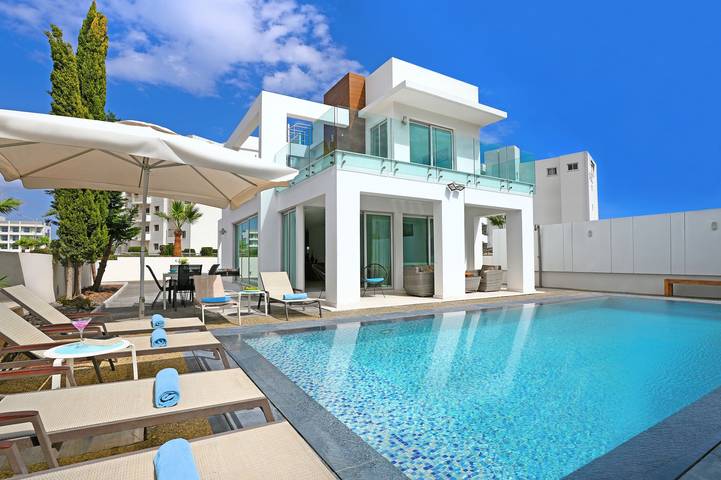 Villa for 4 people, with garden and pool as well as balcony in Cyprus