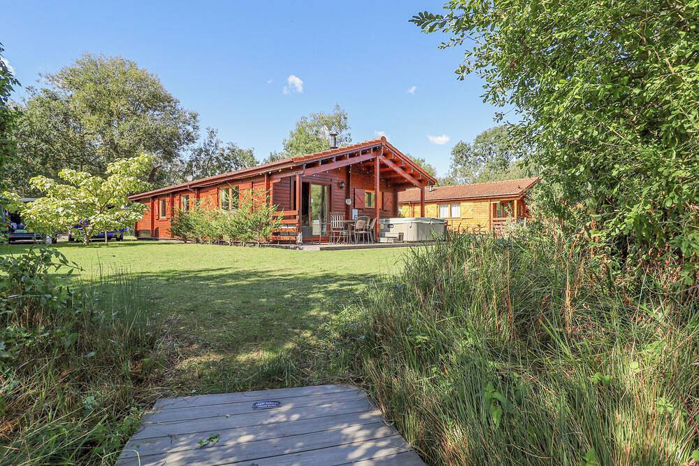 Jemima Lodge, pet friendly, with hot tub in Tattershall in Tattershall, Lincolnshire