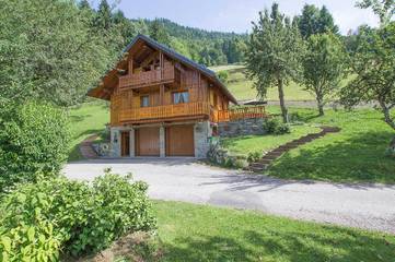 Gîte pour 8 personnes, avec terrasse à Queige