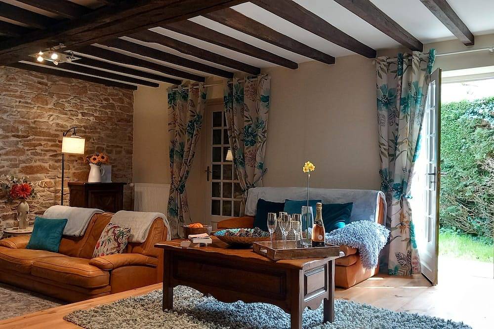 Beautiful Dordogne family farmhouse retreat with character, charm & private pool in Regionaler Naturpark Périgord-Limousin