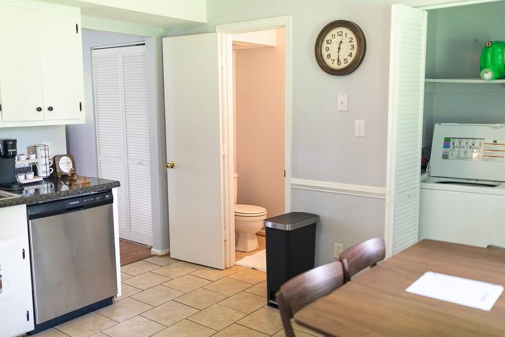 The Orange House - Only 4 Minutes from Lu in Lynchburg, Virginia