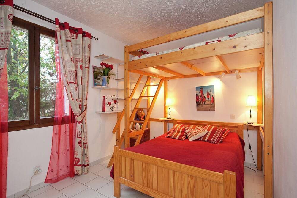 Villa in Bagnols with Pool & Near Nature Parks in Bagnols-en-Forêt, Mediterranean Coast (France)