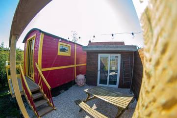Gîte pour 2 personnes, avec jardin et vue ainsi que sauna et balcon dans Winnezeele