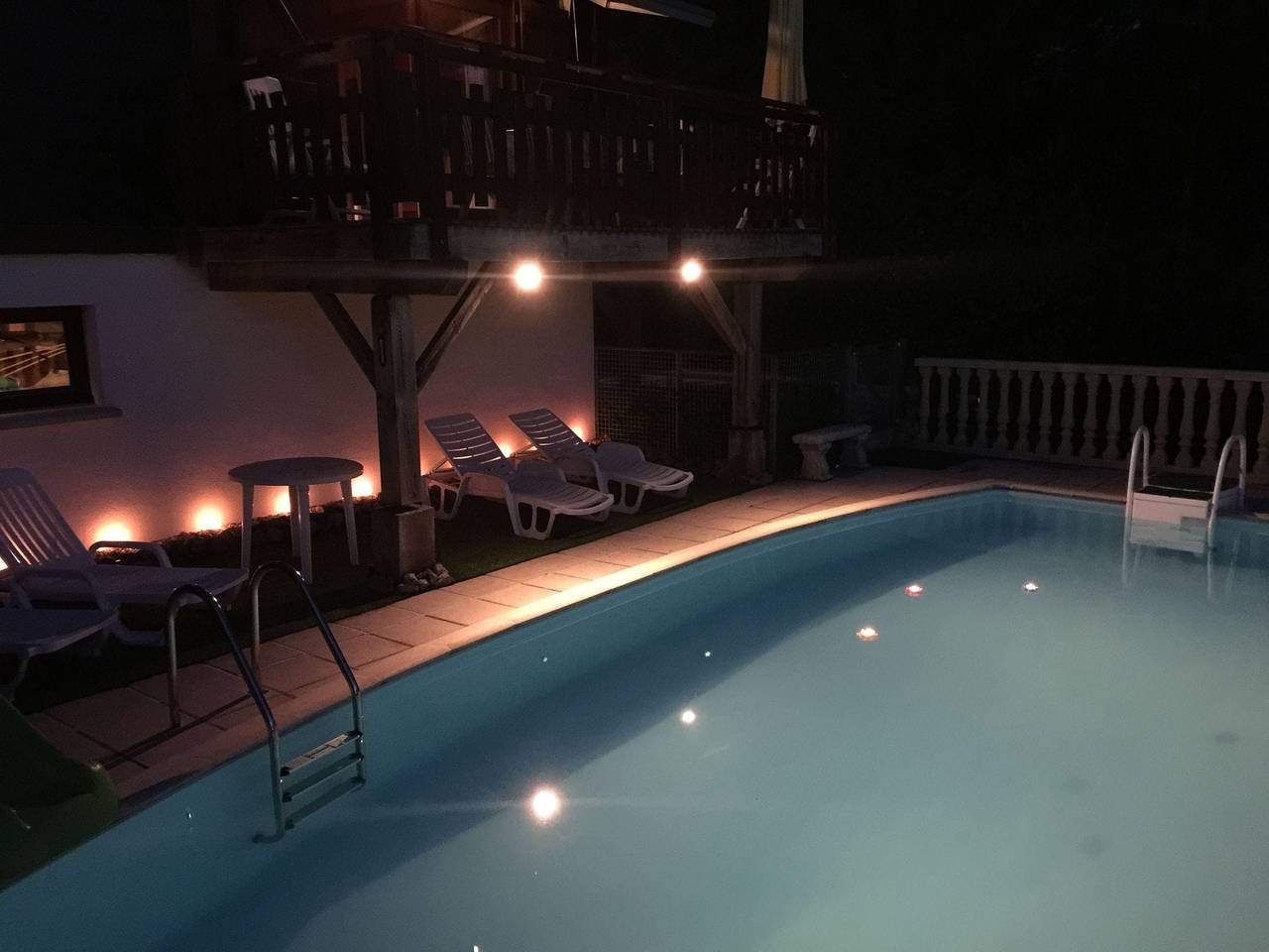 Le bonheur au bord de la piscine près du lac in Beaulieu, Parc naturel régional des Volcans d'Auvergne