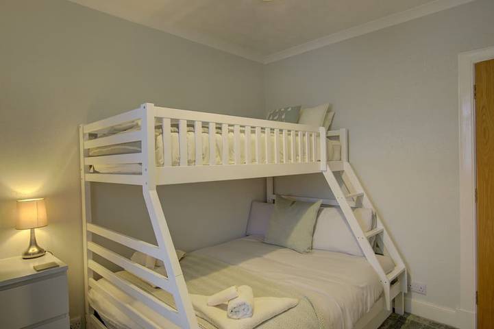 Beautifully furnished 3-bedroom town house on the North Coast 500 route in Wick, Highlands