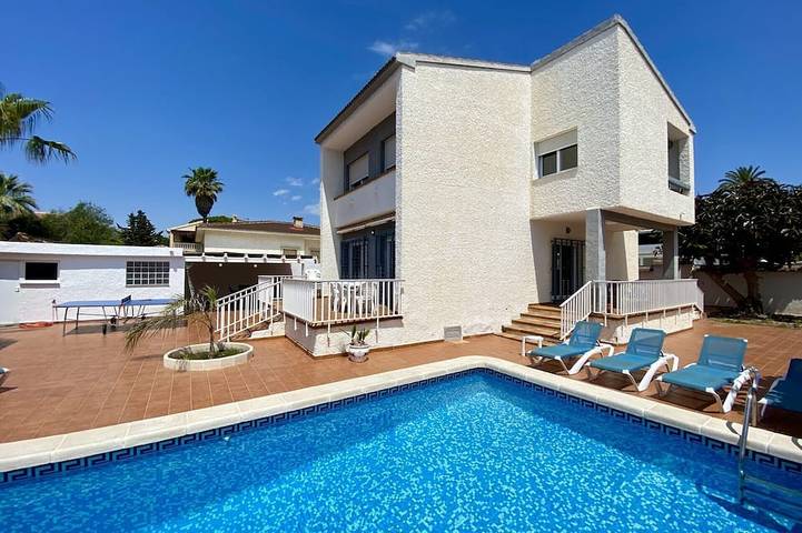 Villa for 8 people, with terrace and garden in La Zenia