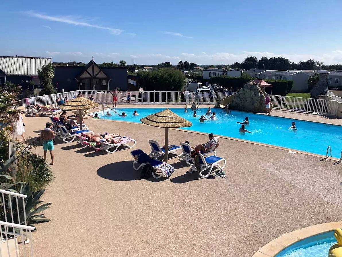 Mobil-home | Comfort | 2 Ch. | 4 pers. | Terrasse surélevée non couverte | Tv in Ravenoville, Région de Cherbourg