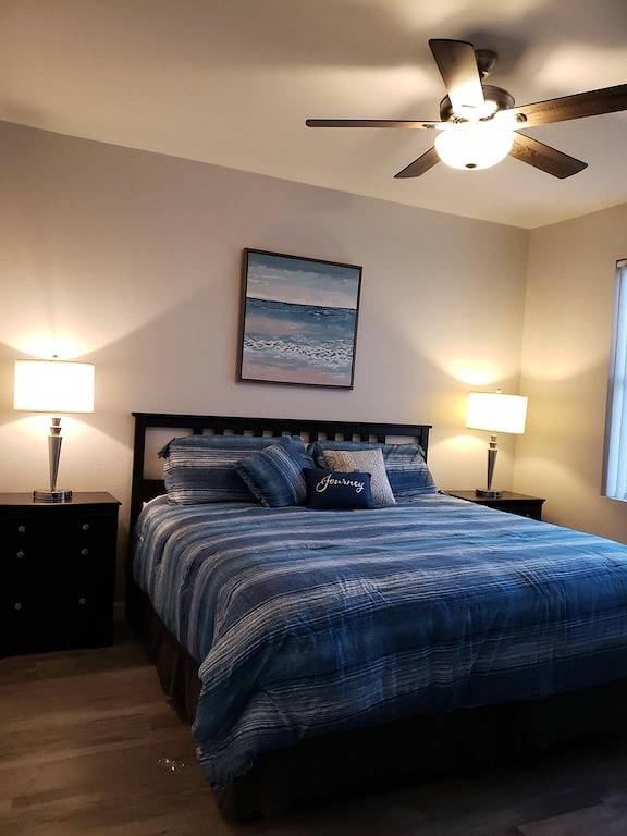Vacation rental for 4 people, with hot tub and pool as well as balcony in Henderson