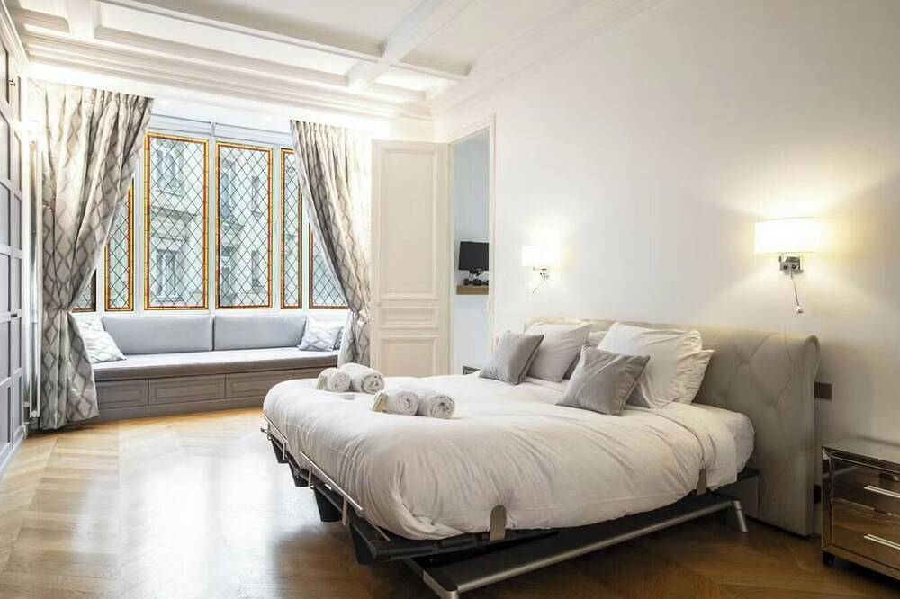 Appartement entier, The Essence Of Parisian Luxury Bathed In Natural Light - 200 Sqm – Saint Germain in Paris, Île de France