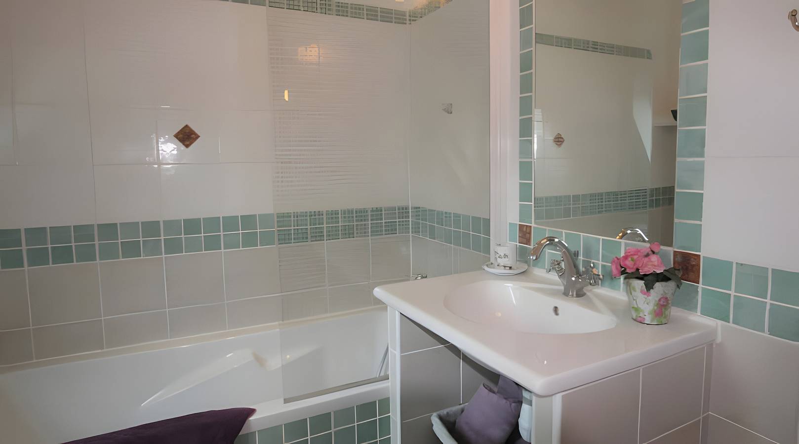 “Romantic Suite” Guest Room with Shared Terrace, Garden, and Wi-Fi in Honfleur, Lisieux Området