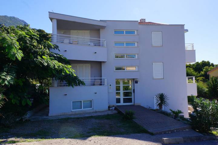Ferienwohnung für 4 Personen, mit Balkon und Garten sowie Pool