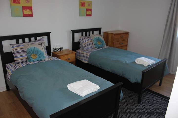 Vacation rental for 10 people, with yard in Ontario