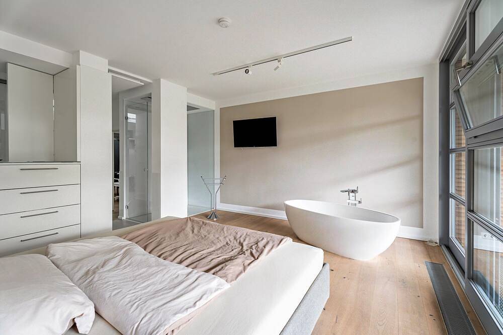 Villa „Traumhaus am See“ mit Seeblick, privater Terrasse und Wlan in Wesel, Niederrhein