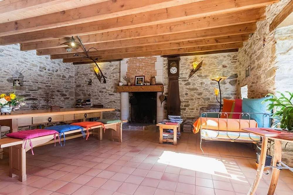 Chambre rustique avec lit king-size, cheminée, petit-déjeuner et équipements pour enfants à Bouvron in Bouvron, Région de Châteaubriant