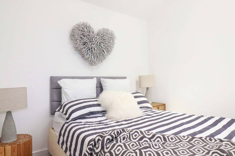 Sea Blue, pet friendly, country holiday cottage in Holywell Bay in Holywell Bay, Cornwall