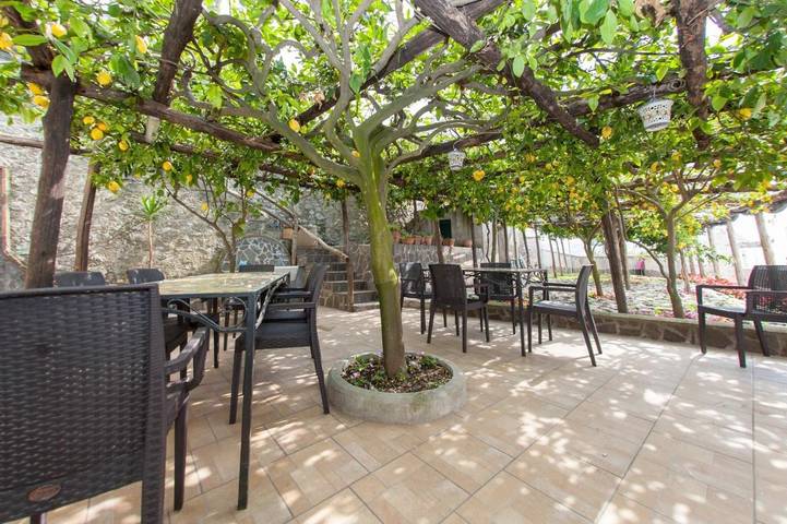 Gîte pour 7 personnes, avec Balcon et Terrasse ainsi que Jardin et Piscine à Scala - 2