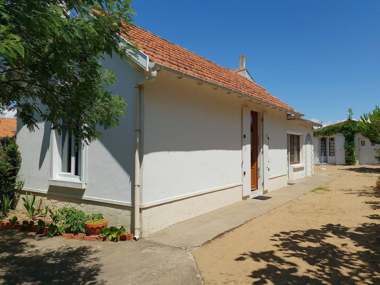 Maison Vendéenne Rénovée, Proche Plage et Commerces, Chambres Indépendantes, Jardin Privé in L'Aiguillon-la-Presqu'île, Vendée
