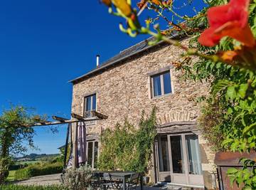 Cottage pour 3 personnes, avec piscine et jardin à Rieupeyroux
