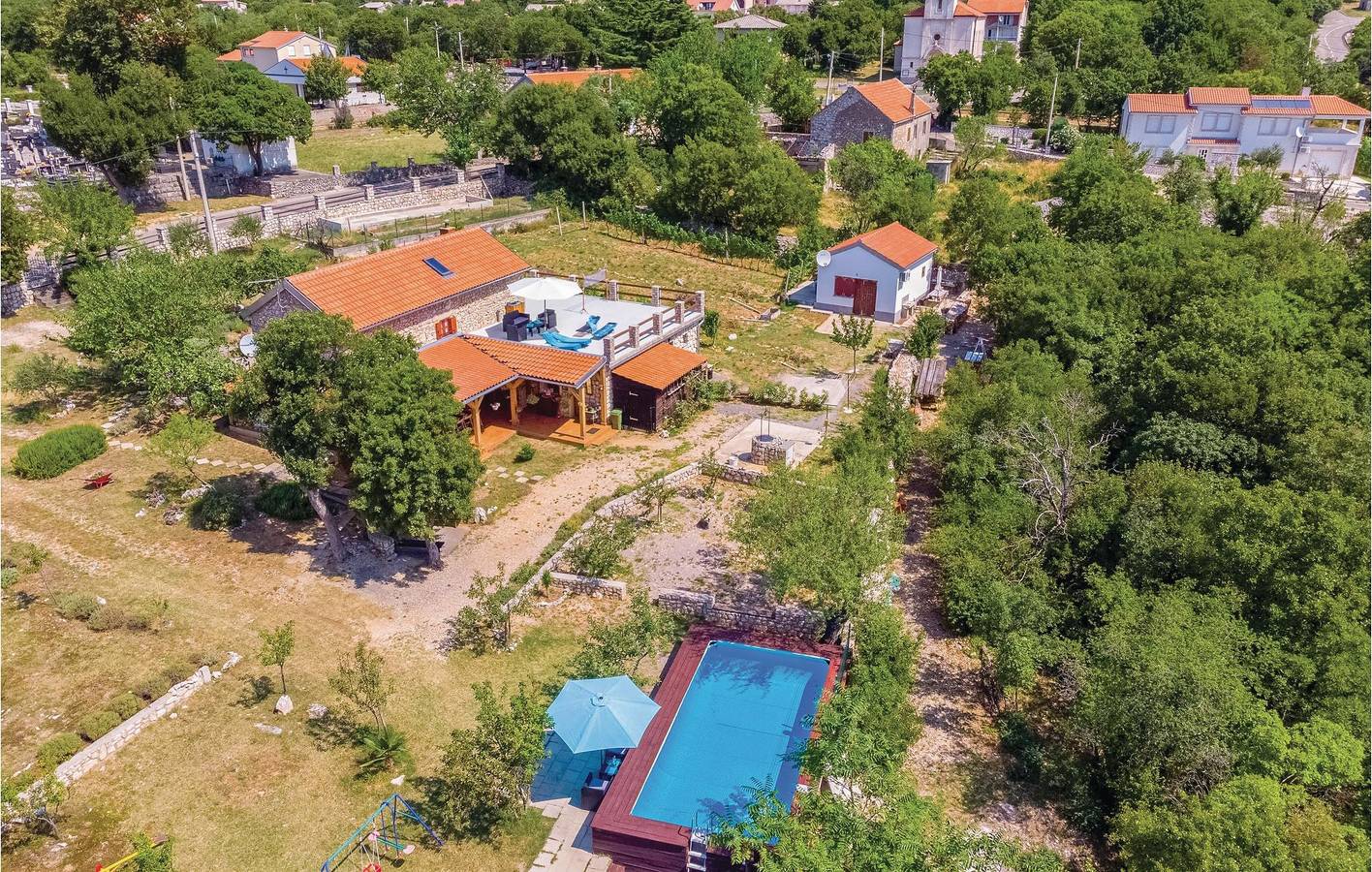 Charmante 2-Zimmer-Wohnung mit Pool und Terrasse in der Nähe von Novi Vinodolski in Novi Vinodolski, Primorje-Gorski Kotar