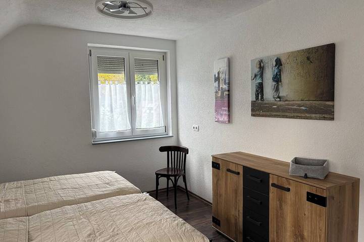 Ganze Wohnung, Charmante Ferienwohnung - ruhige Umgebung aber stadtnah in Warthausen, Landkreis Biberach