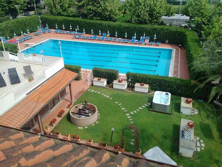 Appart’hôtel pour 3 personnes, avec Balcon et Jacuzzi ainsi que Terrasse et Jardin à Albenga