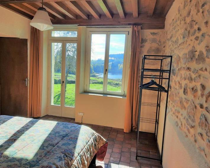 Location de vacances pour 2 personnes, avec vue ainsi que vue sur le lac et terrasse, animaux acceptés à Villapourçon - 4