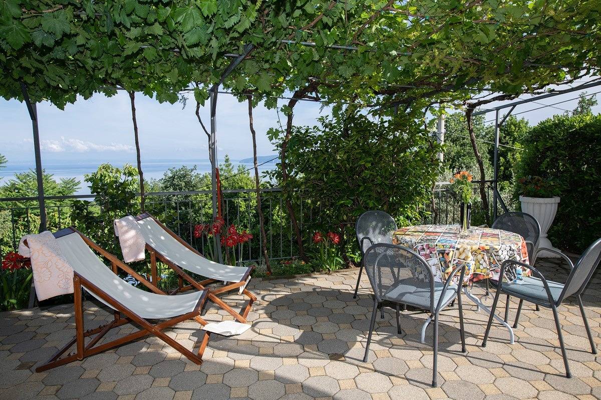 Ganze Wohnung, 1-Zimmer-Ferienwohnung mit Terrasse und Meerblick Medveja, Opatija -b in Medveja, Lovran