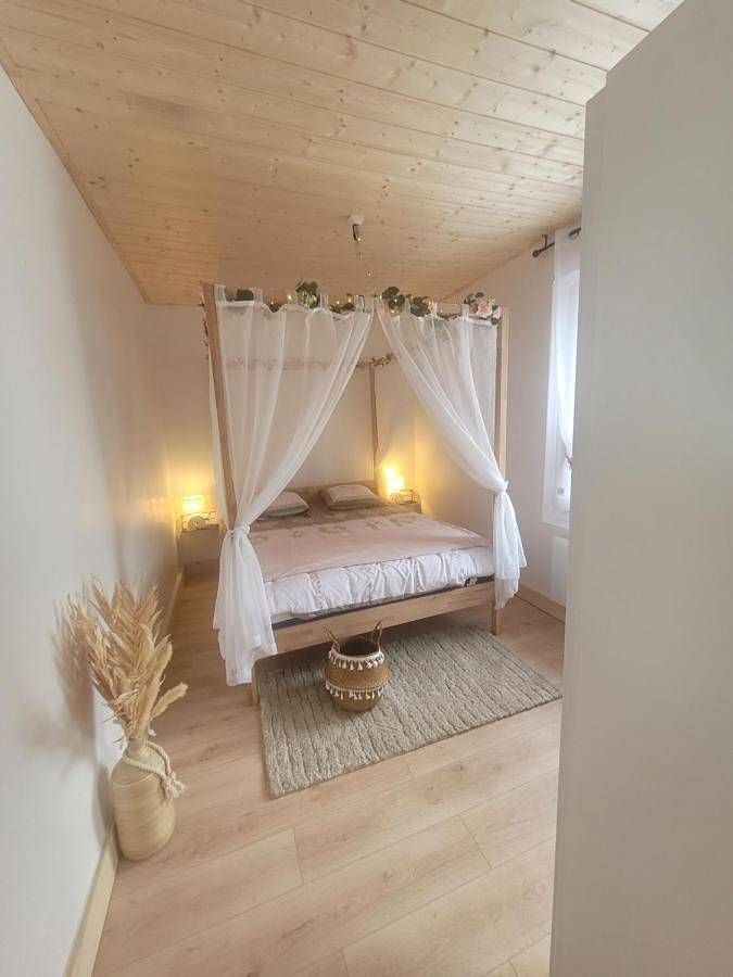 L'Exclusif, Love Room, Nature du Haut-Jura , pour 2 personnes, Piscine Intérieure Privée & Chauffée, 24h24 , avec Draps et Peignoirs inclus - Proche randonnées, Cascades et Lacs in Saint-Laurent-en-Grandvaux, Parc naturel régional du Haut-Jura