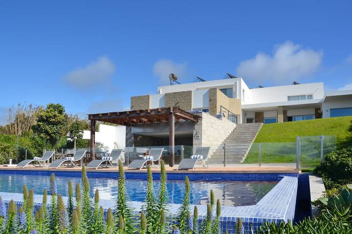 Villa para 19 pessoas, com vista para o mar e jardim e ainda terraço em Colares