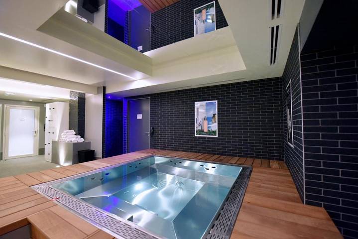Hôtel pour 3 personnes, avec Jacuzzi ainsi que Piscine et Sauna dans Gare de Dijon-Ville