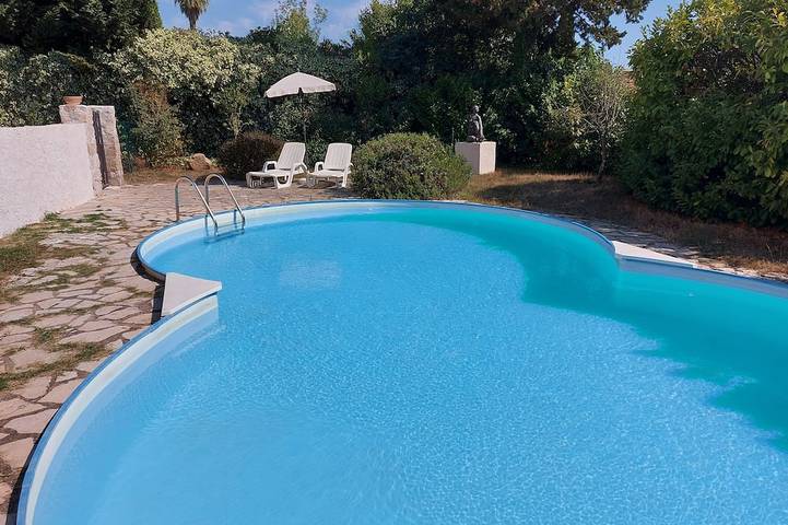 Location de vacances pour 4 personnes, avec jardin à Valbonne