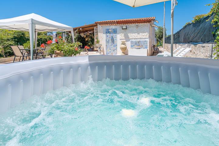 Appartamento per 5 persone, con idromassaggio e giardino nonché piscina per bambini in Noto