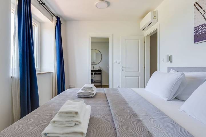 Alleinstehendes Ferienhaus mit Klimaanlage,  W-Lan, privatem Pool, Whirlpool, Tv, Terrasse in Dalmatinisches Zagora