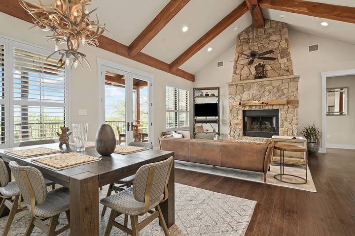 Log cabin for 10 people, with balcony and pool in Lake Travis