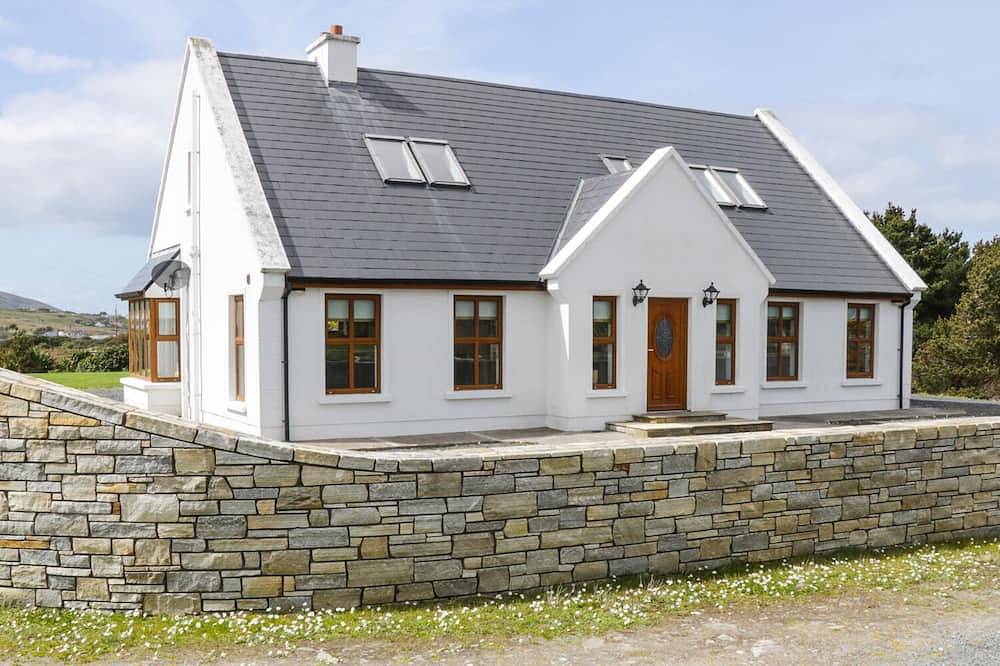 Kevin'S House, pet friendly in Achill Island, County Mayo in Acaill