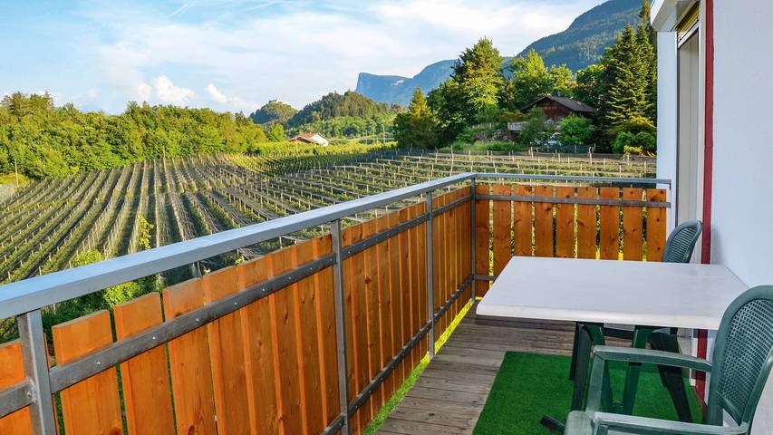 Ganze Wohnung, Ferienwohnung 'Residenz Sonnegg 2' mit Bergblick, Gemeinschaftspool und WLAN in Völlan, Lana