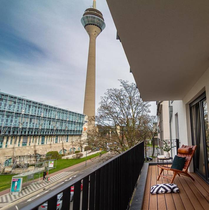 Ferienwohnung für 3 Personen, mit Terrasse und Whirlpool sowie Ausblick in Größte Kirmes am Rhein