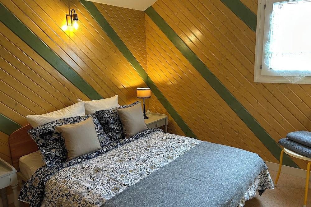 Domme Gite with pool sleeps 8 in Domme, Périgord Noir