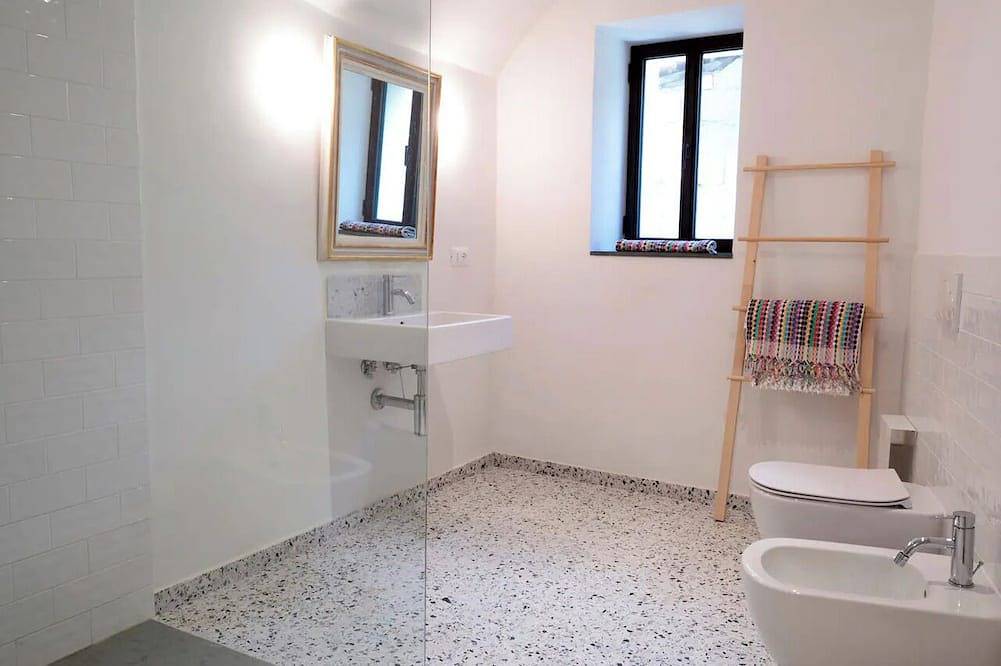 Ganze Wohnung, Spacious apartment with pool in historic  palazzo above the Italian Riviera in Montegrazie, Imperia