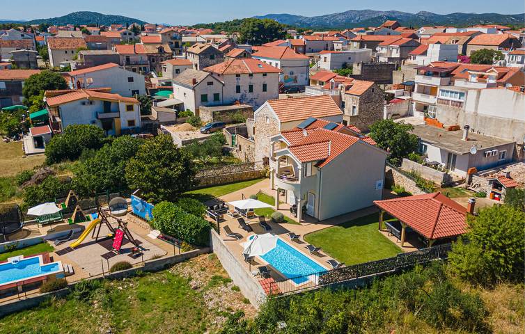 Location de vacances pour 10 personnes, avec terrasse à Pirovac - 4